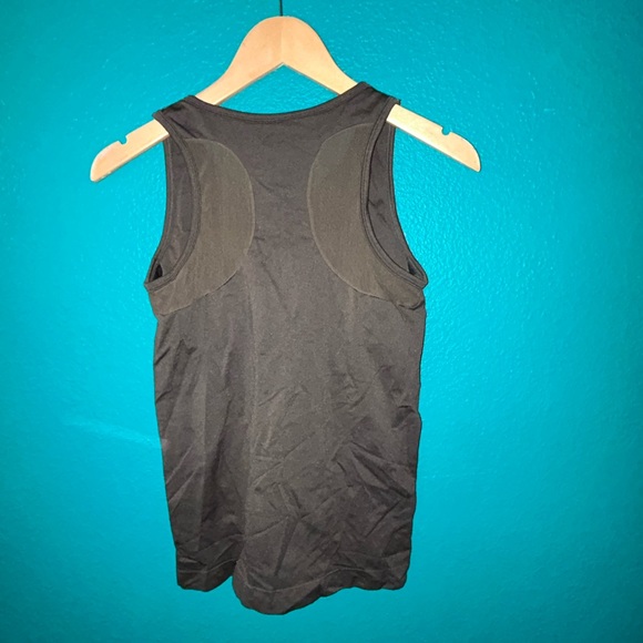 Disbest yoga tank with build in bra. Size medium - Picture 3 of 5